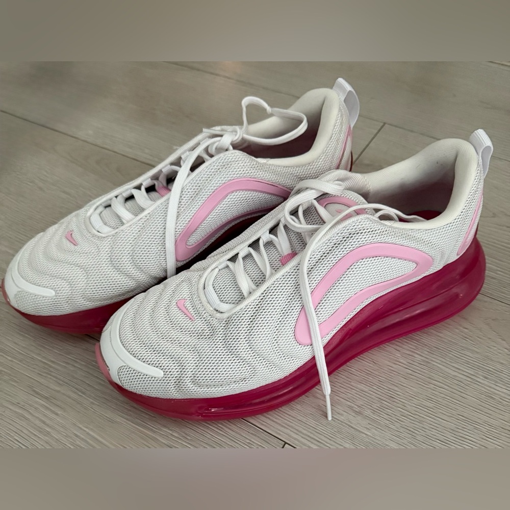 Nike Women's pink rise air max 720